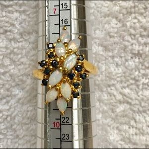 Cocktail ring with 12 sapphires and 8 opals